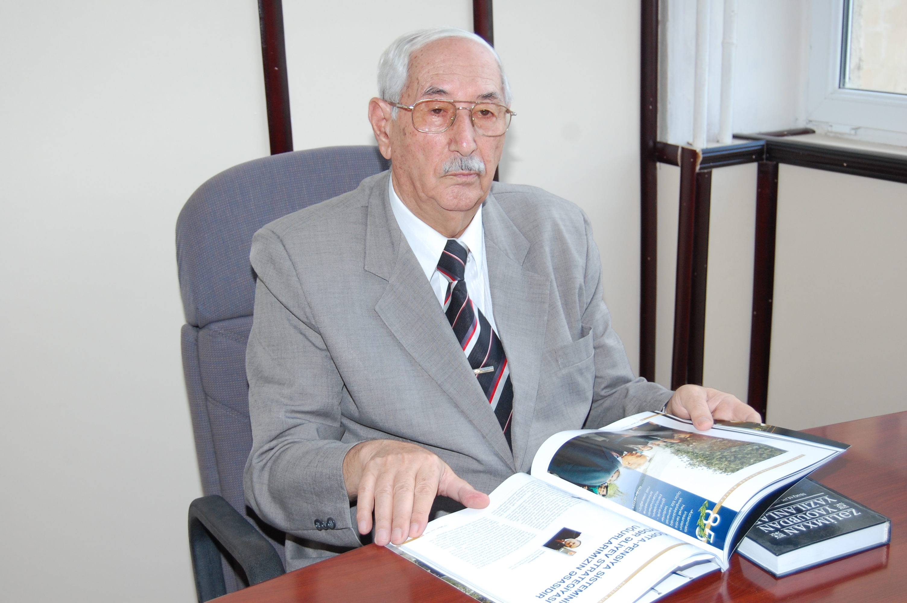 Professor Abuzər Xələfov foto arxiv